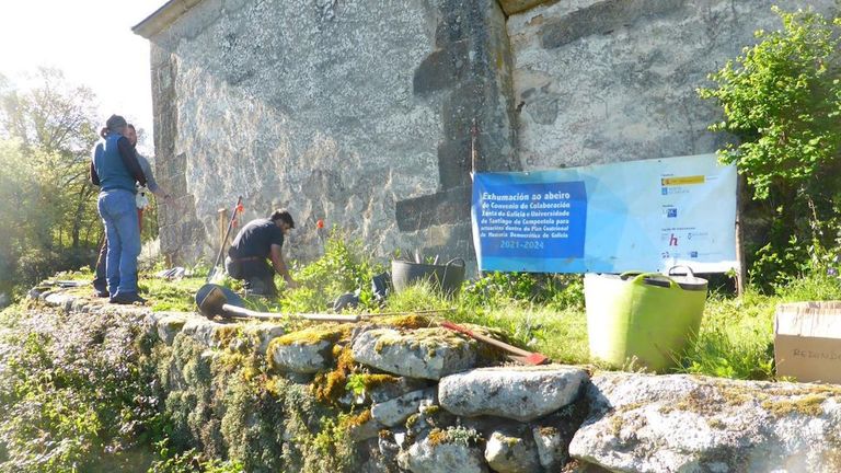Concluye sin éxito la identificación de la «Pasionaria gallega» tras las exhumaciones en el cementerio de O Castro