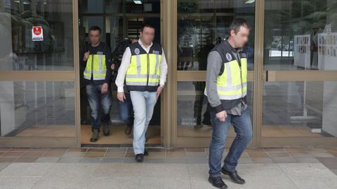 Investigadores saliendo del Concello de Vigo en la operación Patos, origen de la condena.