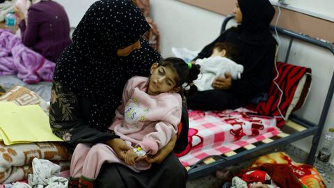 Una mujer sostiene a su hija, que sufre malnutricin, en Rafah, al sur de la Franja de Gaza.