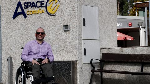 Jorge, en su silla de ruedas, en una de las zonas exteriores de Aspace. 