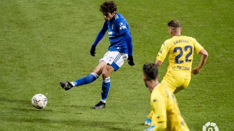 Sangalli golpea un balón durante el Oviedo-Alcorcón