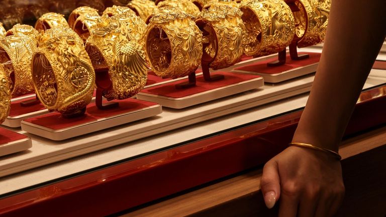 El oro mantiene su recuperación y supera los 5.000 dólares por onza