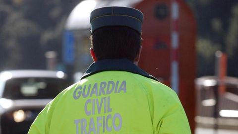 La Guardia Civil de Tráfico (en una imagen de archivo) instruye las diligencias por el accidente.