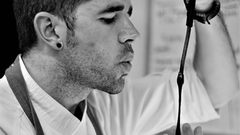 Javier Zearra mientras trabaja como chef