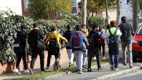 Alumnos a la salida de un colegio en Espaa