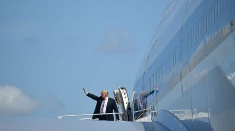 El presidente Trump toma el Air Force One desde Palm Beach, en Florida