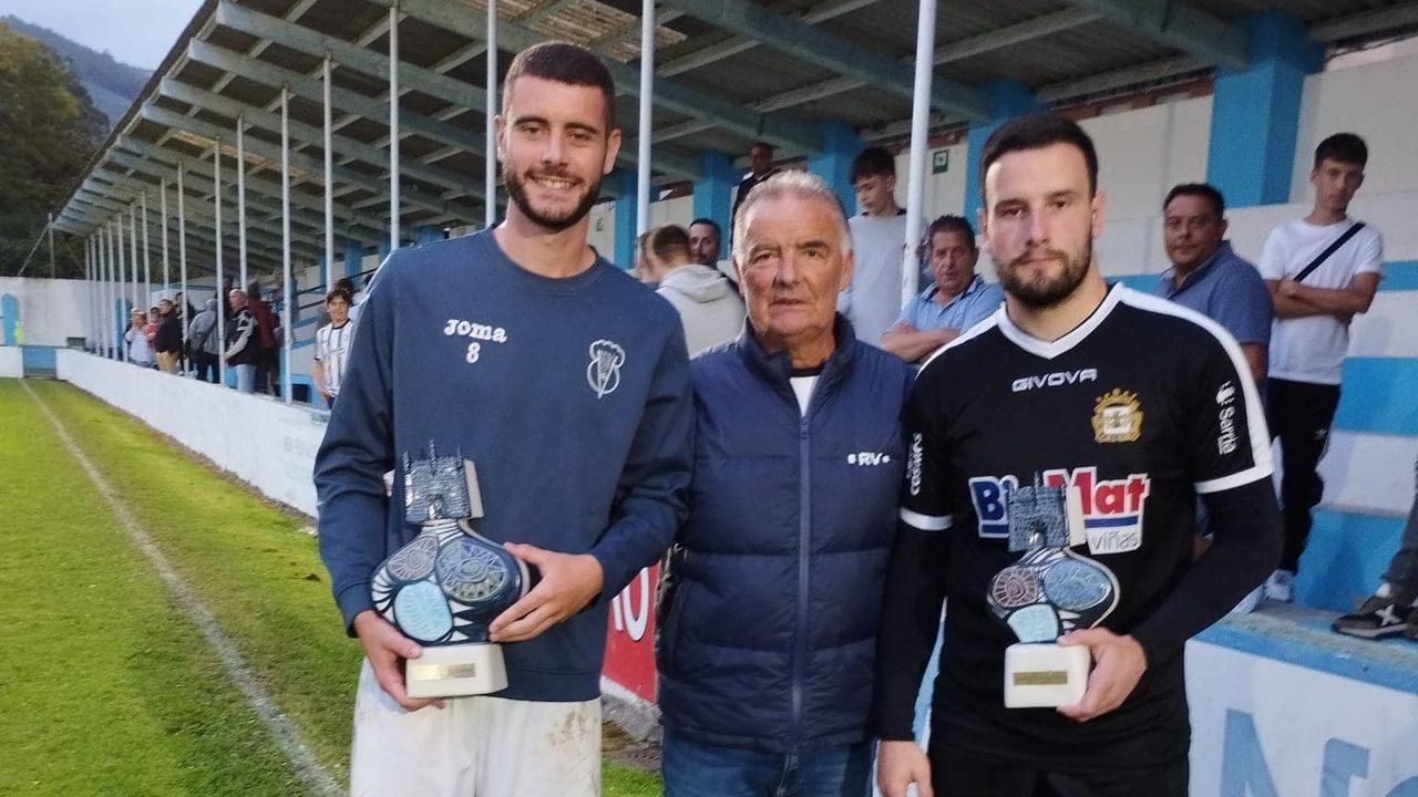 Los capitanes Arturo y Javi Liz en la entrega de trofeos, junto al presidente del Viveiro CF Luis del Ro.