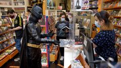 Batman, o quiz un imitador, compr ayer un libro con los bonos Presco en Metrpolis Cmic.