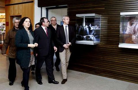 Alfonso Rueda (primero por la derecha) visit las instalaciones del centro comarcal.