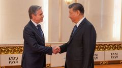 Antony Blinken (izquierda) con el presidente chino, Xi Jinping, el viernes en Pekín.