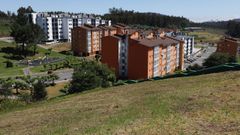 Vista de la Urbanizacin de Palmeiro, en Xove, con los pisos nuevos al fondo