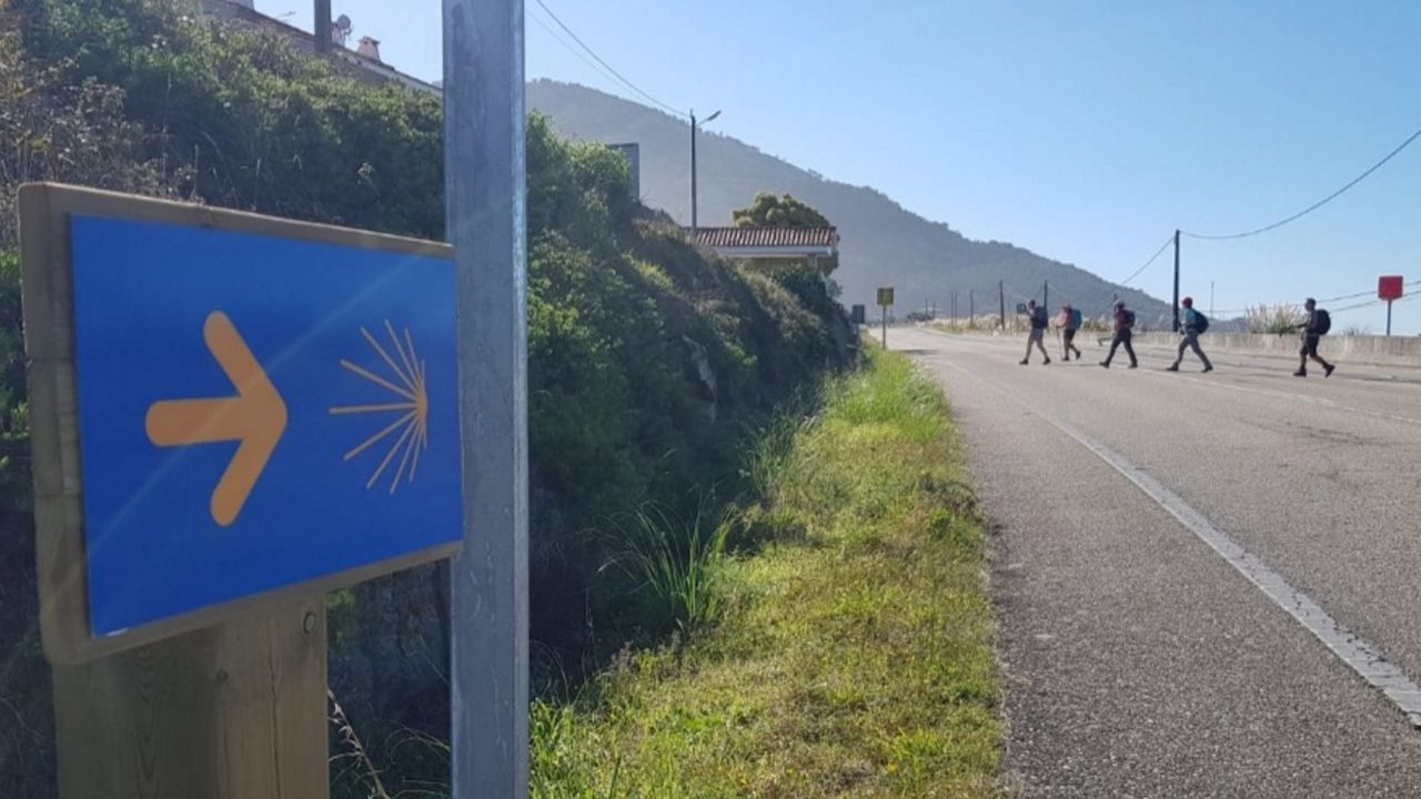 Unos turistas consultan un mapa este fin de semana en una calle del centro de Monforte