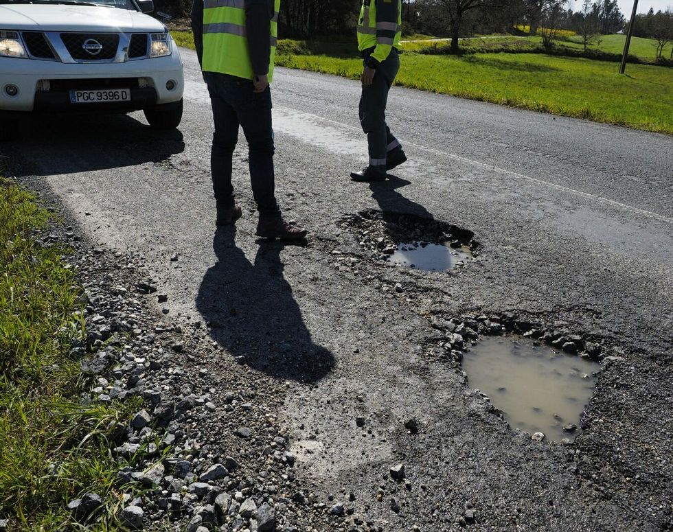 Intensa actividad protocolaria en poco m�s de tres meses.Los baches de la carretera LU P 1611 son de un gran tama�o; no est�n se�alizados y muchos conductores no consiguieron evitarlos. 