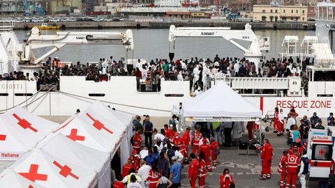 Inmigrantes desembarcan del buque de la guardia costera italiana Diciotti en el puerto de Catania, Italia, el 13 de junio de 2018