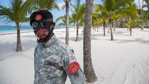  Un miembro de la Armada hacía guardia el jueves en playa Bávaro, uno de los lugares más turísticos del país, completamente vacío, en Punta Cana (República Dominicana)