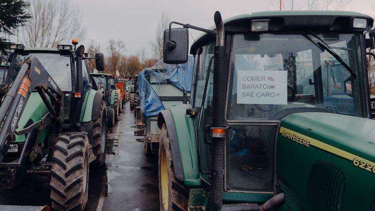 Crece la protesta de agricultores y ganaderos en Ourense: «Somos máis»