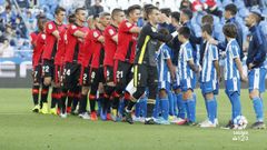 Deportivo y Mallorca se saludan antes de comenzar el encuentro