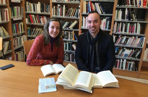 Almudena Mosquera y Javier Lpez Quintns, coordinadores del grupo interdisciplinar en la biblioteca.