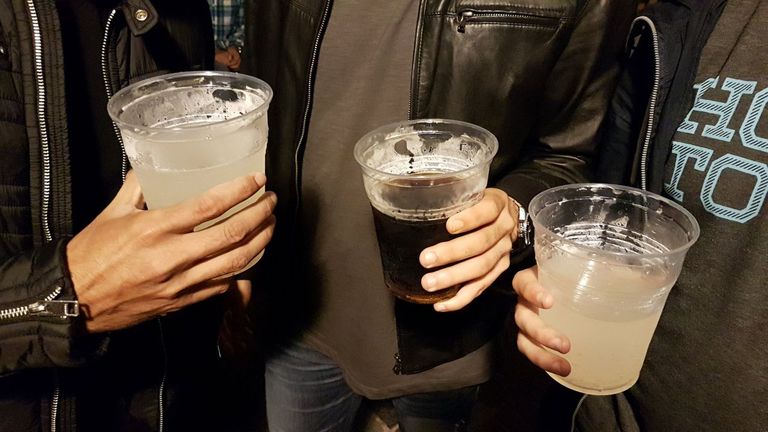 Imagen de archivo de jóvenes consumiendo alcohol