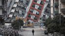 Un hombre camina hacia un edificio destrozado por el terremoto en la ciudad turca de Hatay