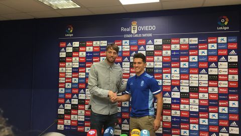Michu y Juanjo Nieto durante la presentaci�n del nuevo lateral carbay�n