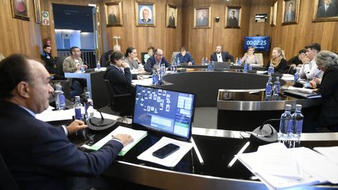 Imagen de una sesión plenaria en Lalín, con el alcalde en primer plano y el portavoz de Compromiso por Lalín, Rafael Cuíña, al fondo.