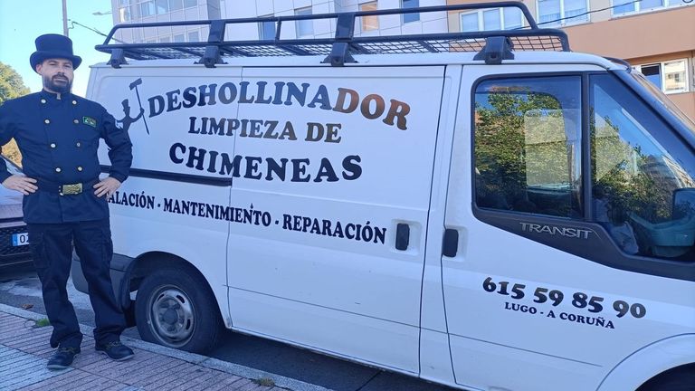José Benito Rodríguez, ataviado como los clásicos limpiachimeas.