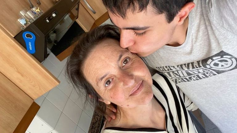 Amistades del instituto lanzan una campaña de fondos para ayudar a Geli: «Regresar a Pontevedra es mi último deseo»