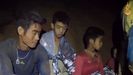 Angustia en Tailandia por cmo sacar de la cueva inundada a los doce nios y su entrenador
