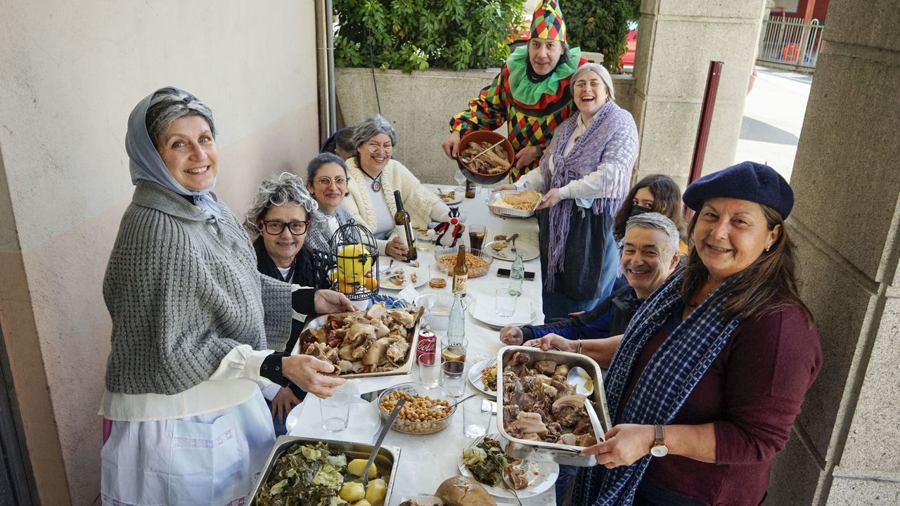 Faustino y Farruco sucumbieron a las llamas para despedir el entroido en Malpica. Las imgenes!.El cocido es el plato estrella en la Festa da Cachucha de O Carballio.