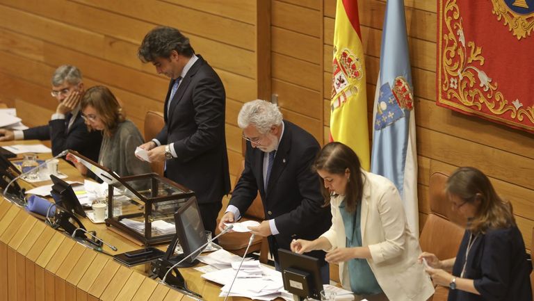 Un momento del recuento de votos por el presidente y los vicepresidentes del Parlamento