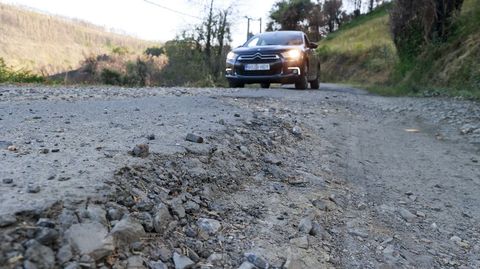 El firme presenta un serio deterioro especialmente entre Parada de Montes y Salcedo