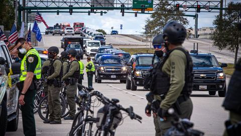 Agentes de la Oficina del Sheriff de Plam Beach custodian el convoy del presidente Donald Trump a su llegada el pasado mircoles a Palm Beach Florida. 
