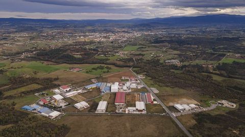 Vista aérea del polígono industrial de O Reboredo, donde Ken Pharma construirá su fábrica, con Monforte al fondo