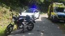 Imagen de la moto en la que circulaba el accidentado por una carretera local