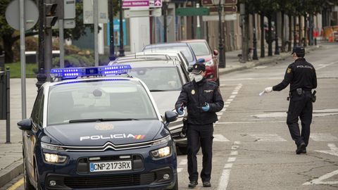 Policas en un control en el centro de Monforte