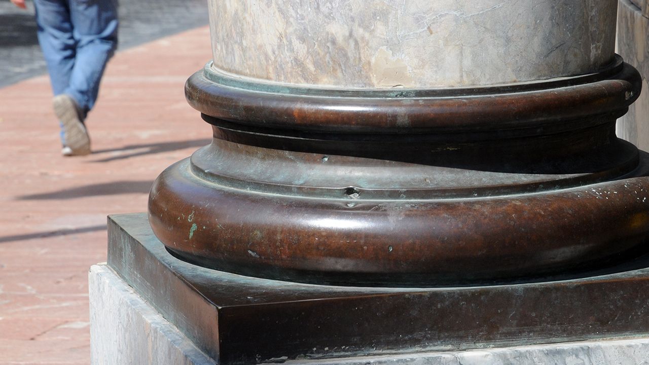 Un balazo incrustado en la base de una de las columnas del Banco Asturias (actual BBVA) en la plaza Porlier de Oviedo