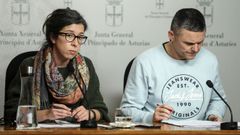 La secretaria de Organización de Podemos en Asturias, Alba González, y el portavoz del partido en la Junta General, Rafael Palacios (d)