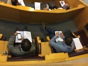 Dos diputados socialistas, muy atentos a sus tel�fonos 