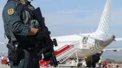 Un polica de los casi 5.000 agentes desplegados para la cumbre europea vigila en el aeropuerto de Granada.