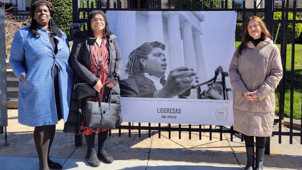Amado, a la derecha, con dos de las mujeres que posaron para las nuevas fotos de su proyecto Lideresas y  la imagen que recrea en versión femenina una de las fotografías más icónicas de Martin Luther King