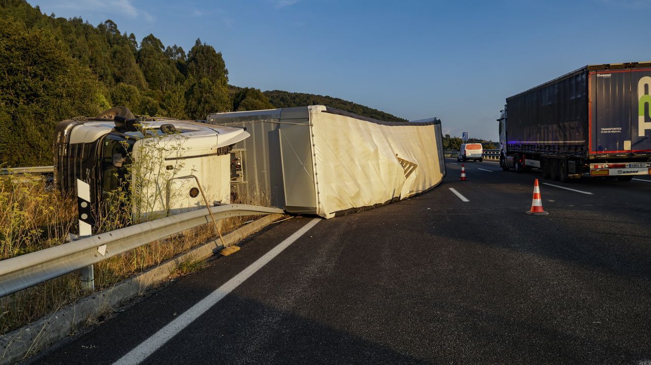 Accidente de un cami�n en la A-6 en Becerre�