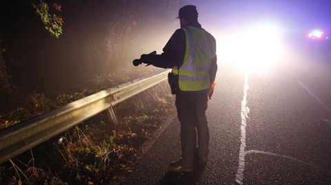 Un guardia civil de trfico en un control nocturno