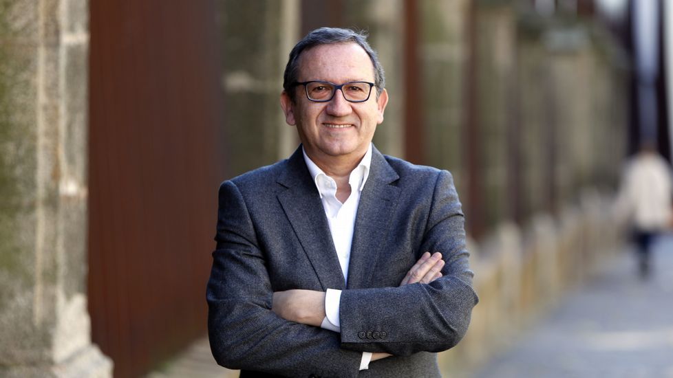 Un autobs simula la emigracin asturiana de Tineo, durante el desfile del Da de Amrica en Asturias.La escultura 'La madre del emigrante', en Gijn