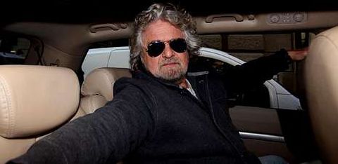 El líder del Movimiento 5 Estrellas, Beppe Grillo, abandona el hotel Universo en Roma, donde se reunió con sus parlamentarios.