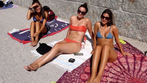 Lydia Romay, Paula Pineda e Irene Barizo en la playa del Orzán.
