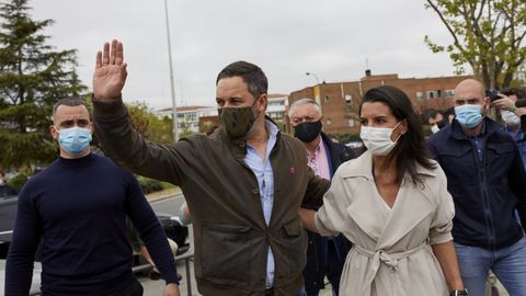 El lder de Vox, Santiago Abascal, y la candidata a la Presidencia de Madrid, Roco Monasterio, saludan a su llegada a un acto del partido en Viclvaro (Madrid)