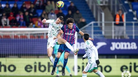 Tarn y Blanco Leschuk disputan un baln durante el Eibar-Oviedo