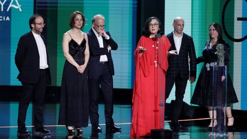 La directora de Valentina, Chelo Loureiro, de rojo, en el centro, agradeciendo el Goya al mejor largo de animacin, con parte de su equipo.