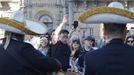 Un grupo de mariachis recibe en el Obradoiro al arquitecto mexicano Bernardo Pozas, un peregrino incansable